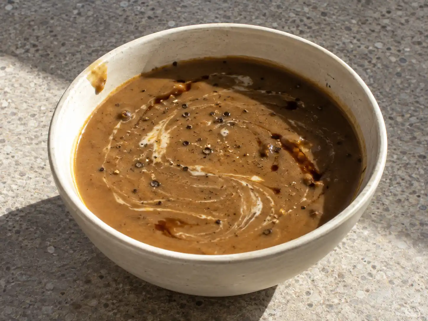 brunsås i liten skål med blank brun yta, svartpeppar och krämig konsistens serverad till svensk husmanskost