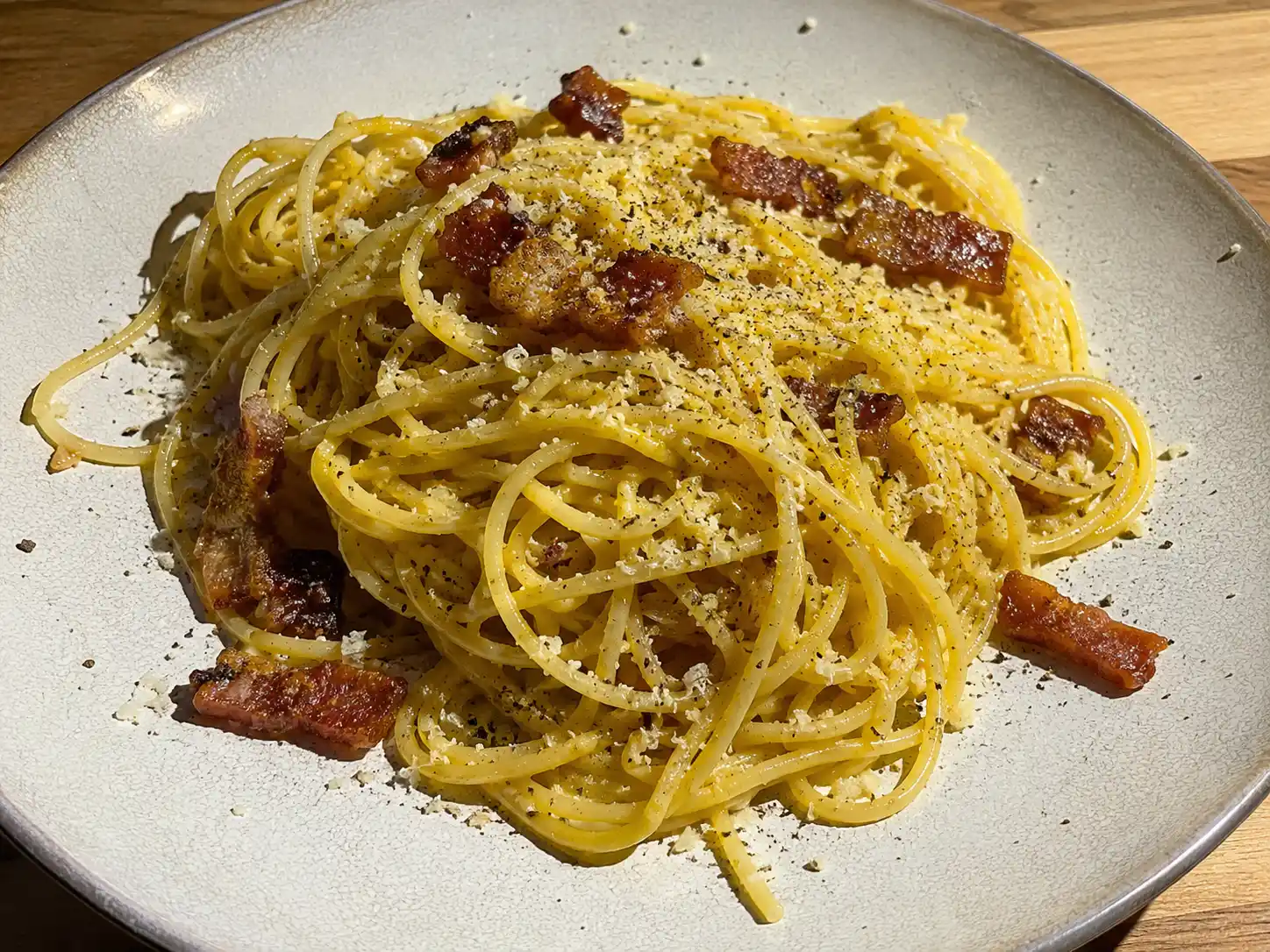 carbonara guanciale med blank äggsås, riven pecorino, svartpeppar och frasiga bitar griskind
