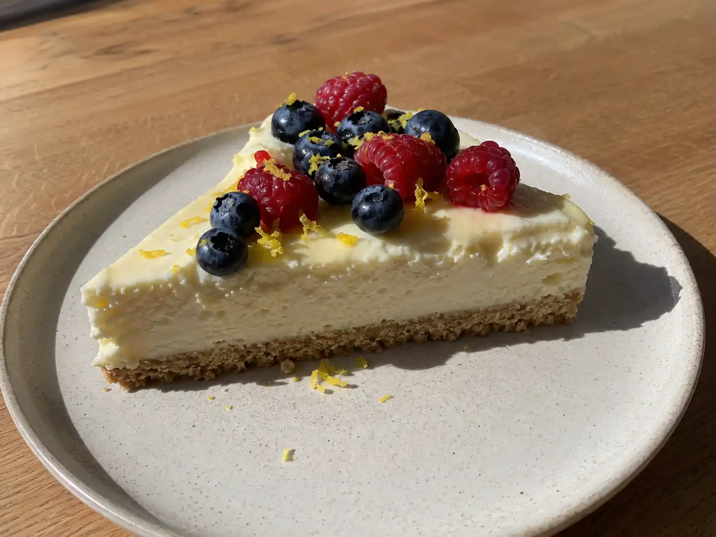 cheesecake utan ägg med krämig citronfyllning, smulig kexbotten och färska bär på toppen