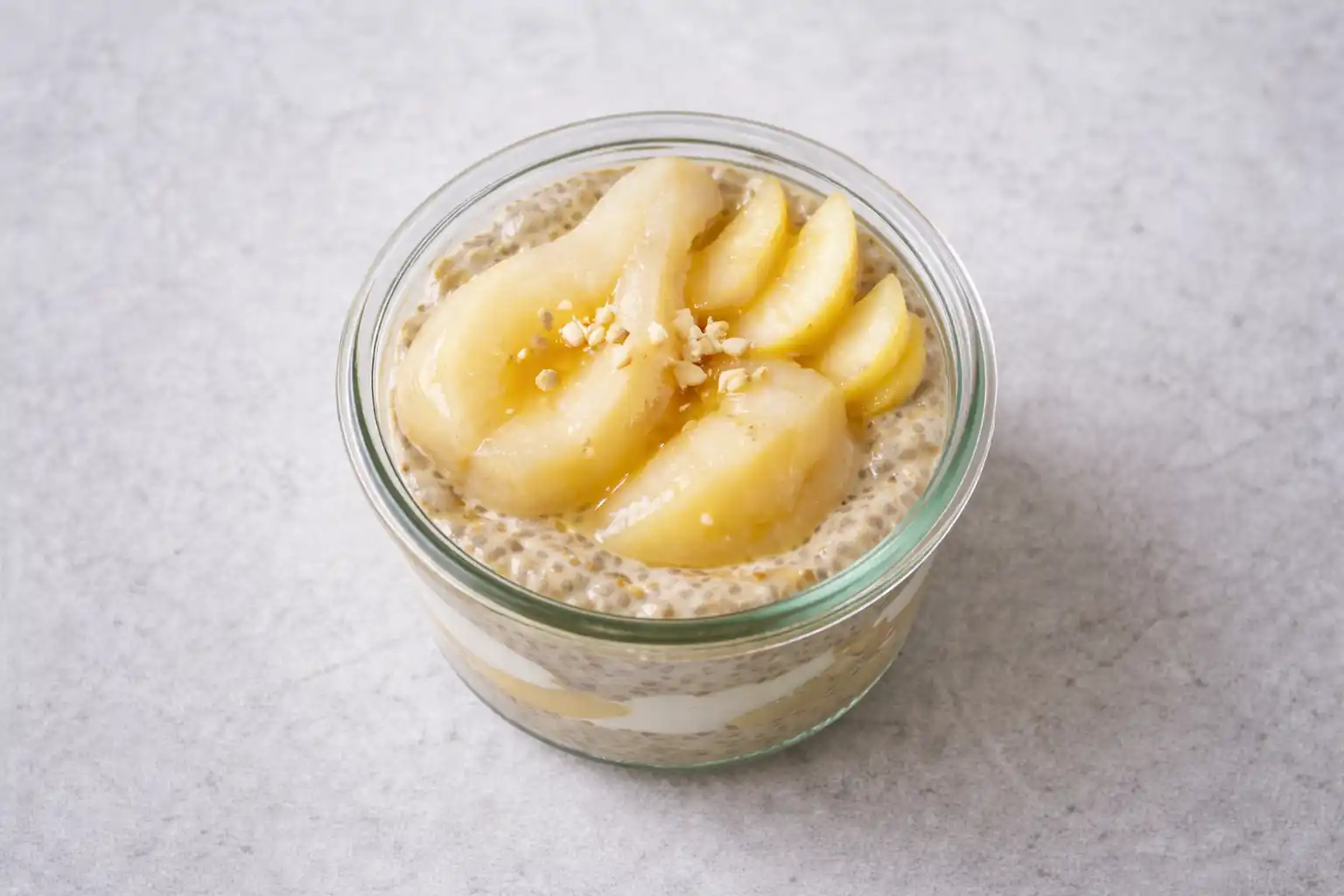 Chiapudding yoghurt i glas med extra krämig konsistens och päronhalvor på toppen