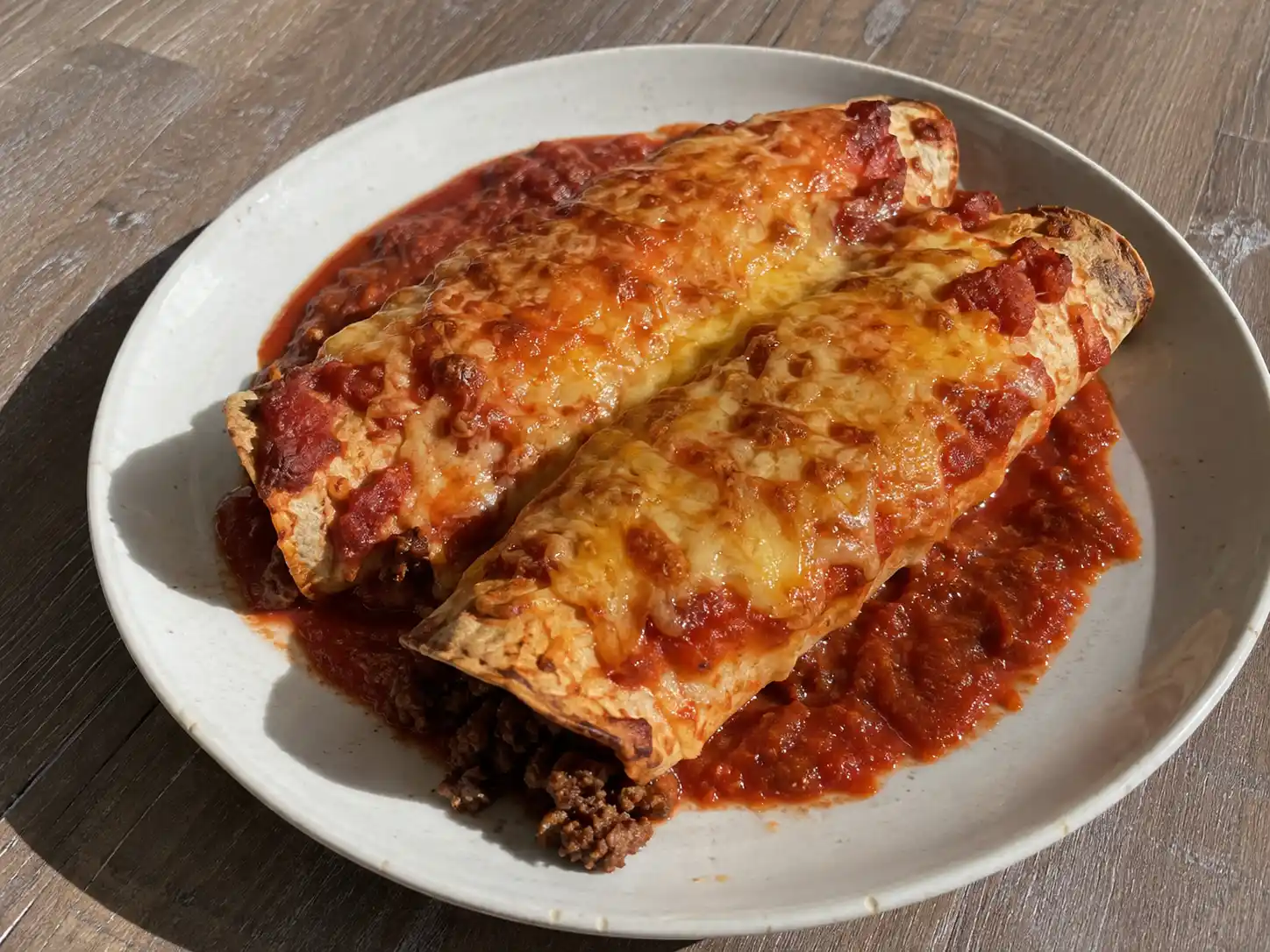 enchiladas med köttfärs i ugnsform med gyllene ost, tomatsås och mjuka tortillarullar