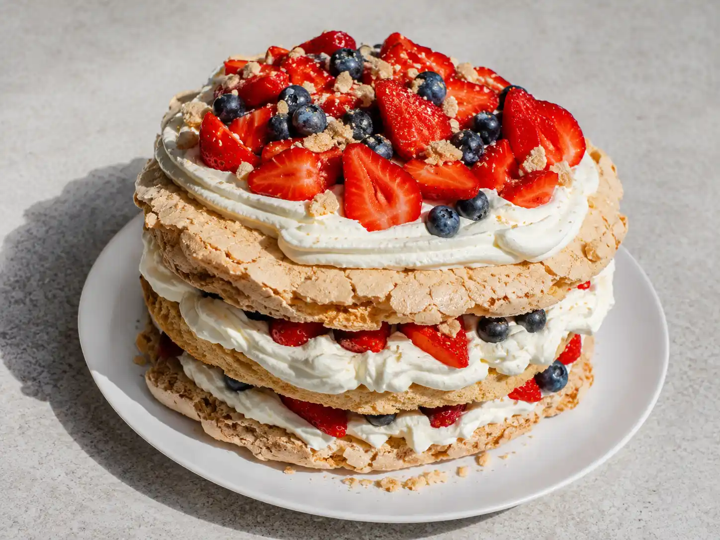 glutenfri pinocchiotårta med frasig maräng, grädde och jordgubbar på ett enkelt fat