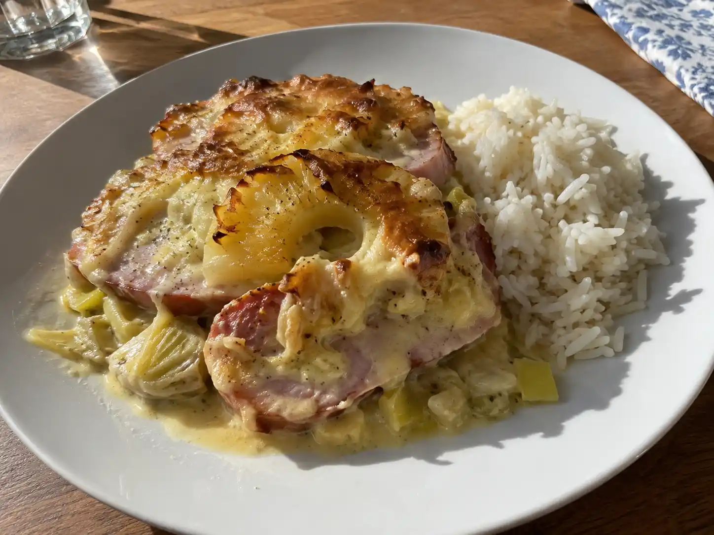 kassler med ananas i ugnsform med gyllene ost, krämig sås, purjolök och tydliga ananasringar