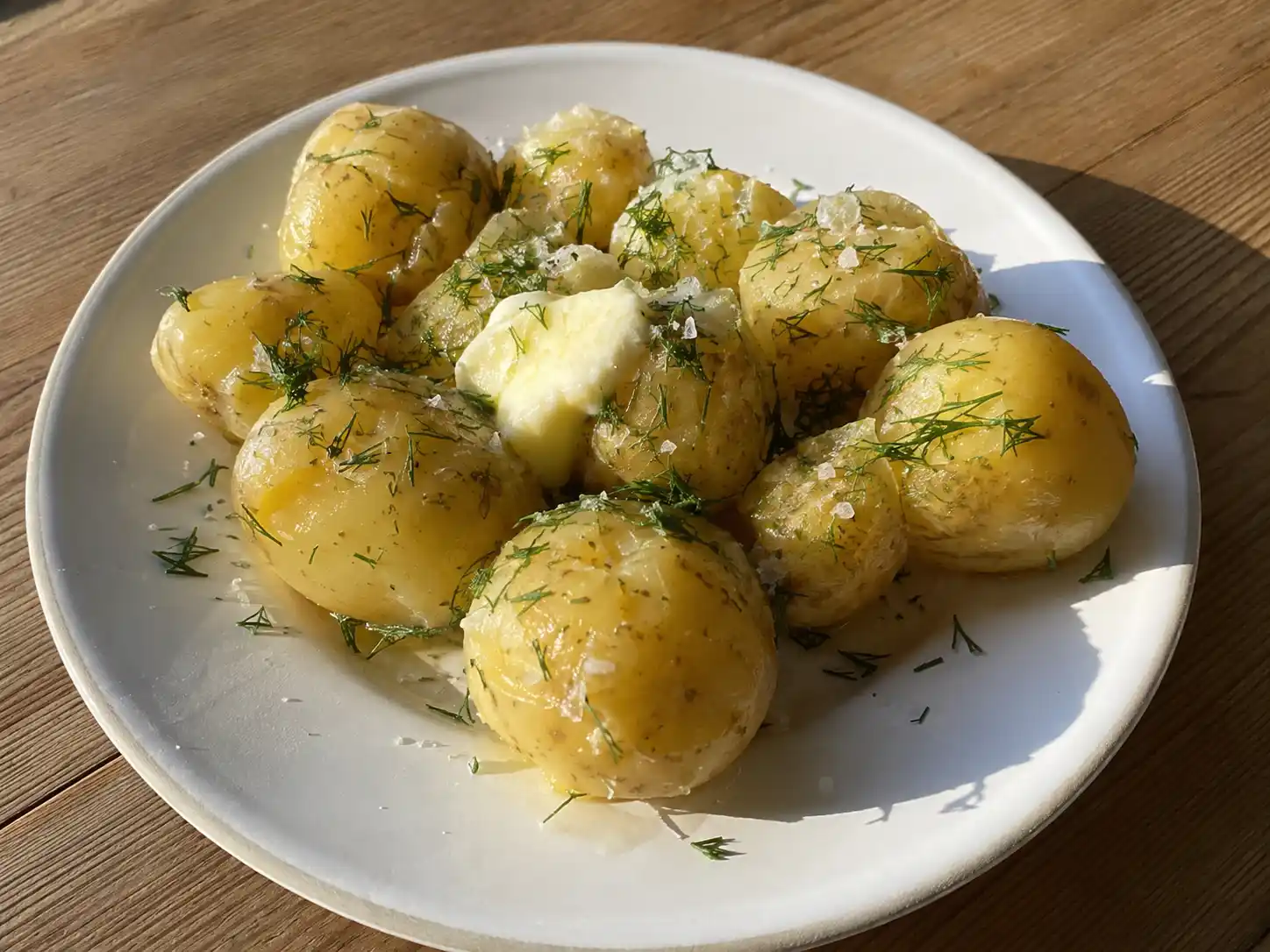 koka potatis till mjuka, jämna potatisar med torr yta, smält smör, dill och lite flingsalt