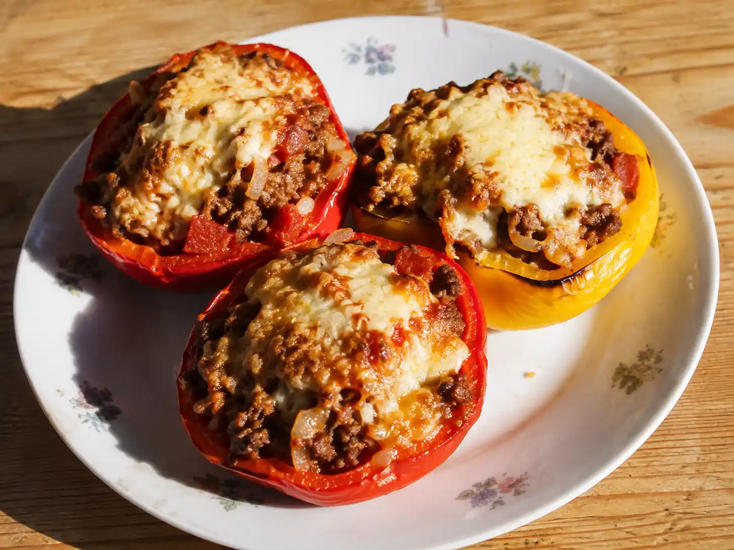 köttfärs i paprika med saftig tomatfärs och gyllene smält ost i mjuka röda och gula paprikor