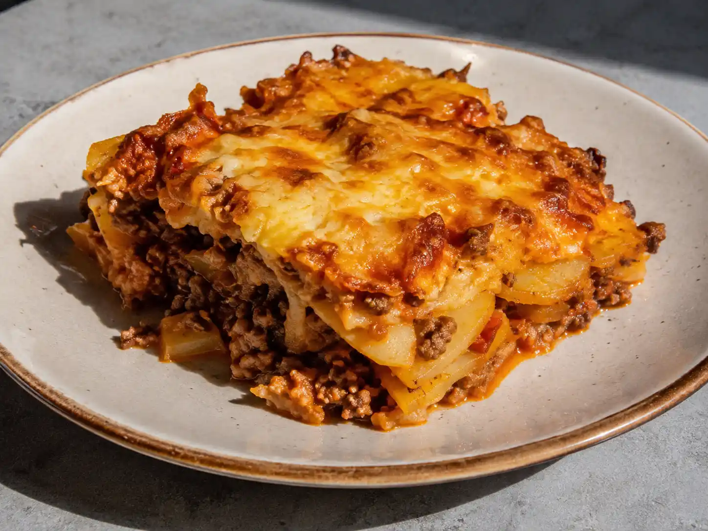 köttfärs och potatis i ugn med mjuka potatisskivor, mustig färs och gyllene smält ost