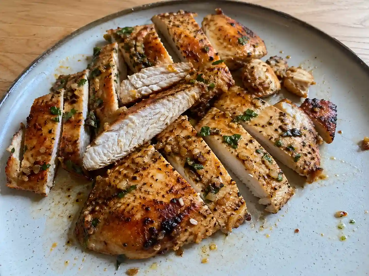 kyckling bröstfile med gyllene stekyta, mild kryddning och saftig skivad insida på enkel tallrik.