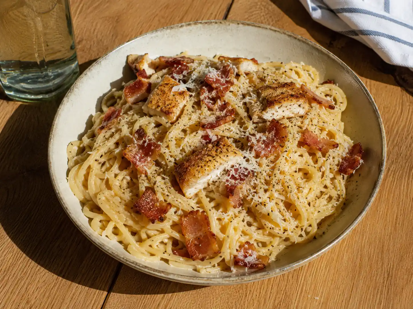 kyckling carbonara med spaghetti, gyllenstekt kyckling, knaprigt bacon, parmesan och svartpeppar