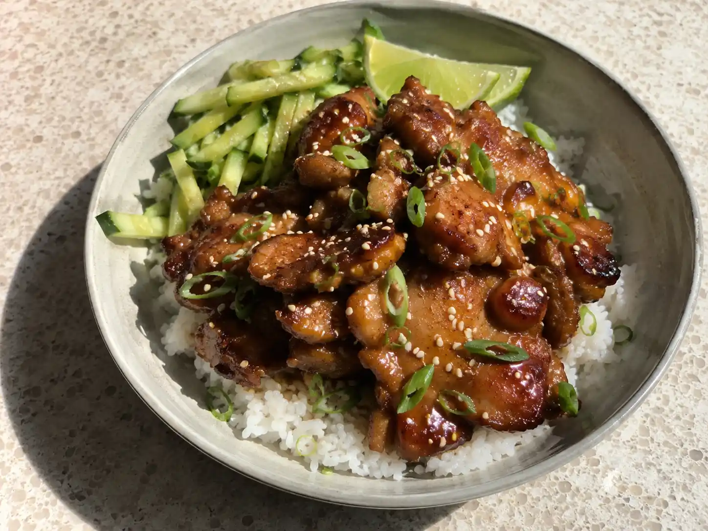 kycklinglårfilé recept asiatiskt på tallrik med blank soja, ris, gurka, sesam och salladslök