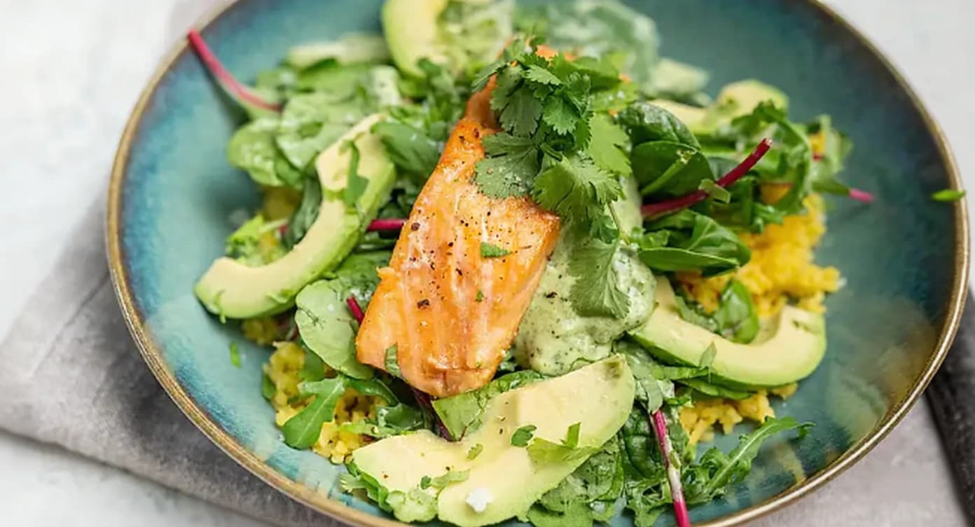 Laxsallad med bulgur, avokado och korianderdressing