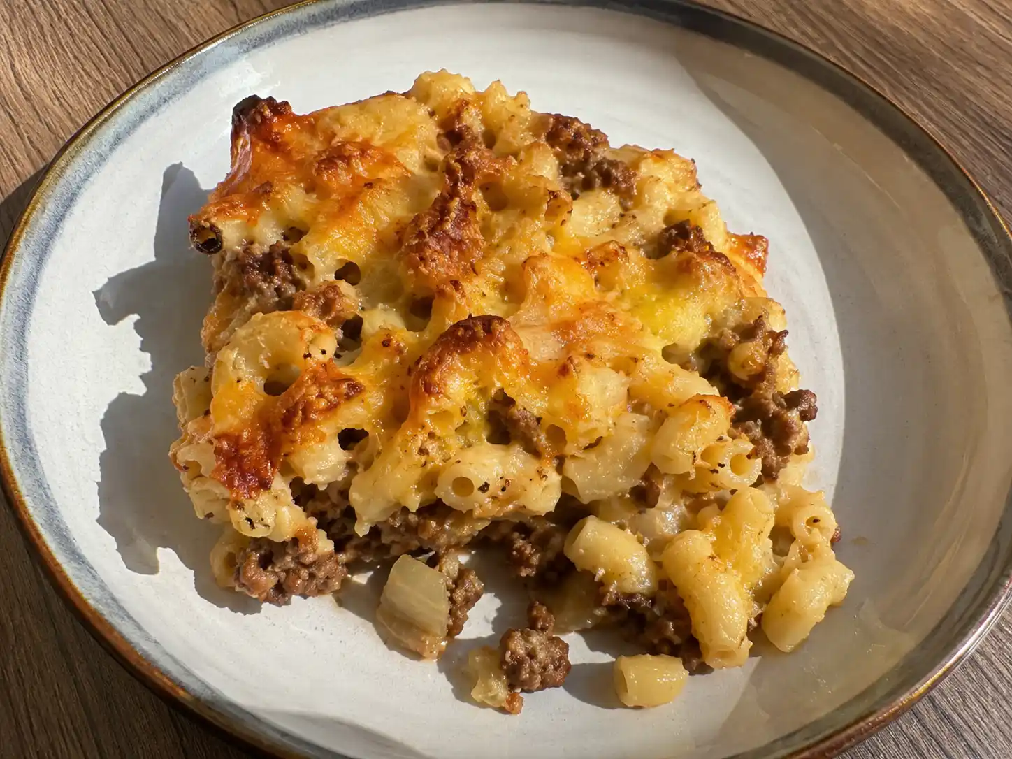 Makaronilåda med köttfärs i ugnsform med gyllene ost, brynt färs och krämiga makaroner