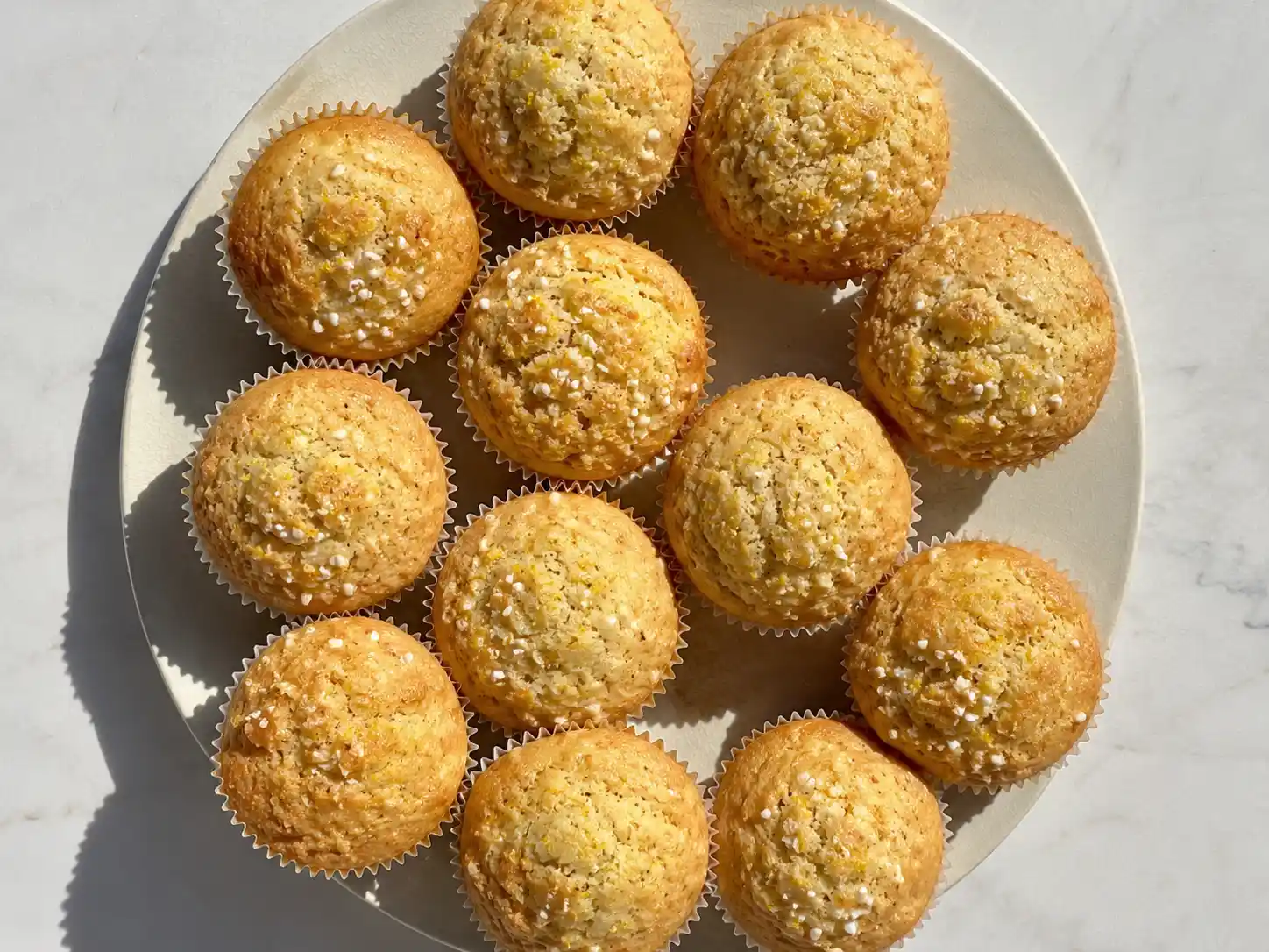 muffins utan mjölk med gyllene toppar, mjuk smulig insida och enkel hembakad känsla