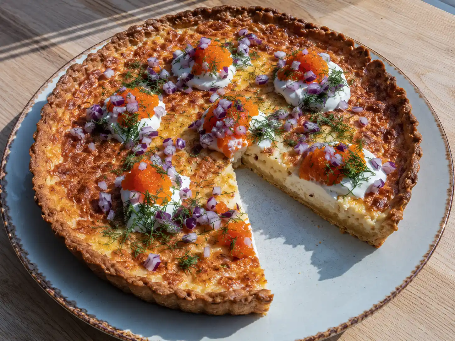 västerbottenpaj med löjrom, crème fraiche, rödlök och dill på ett frasigt gyllene pajskal