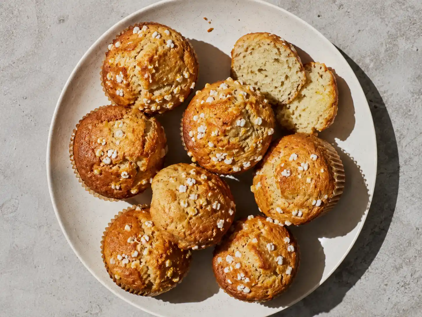 veganska muffins på tallrik med gyllene topp, små pärlsockerkorn och saftig ljus smula