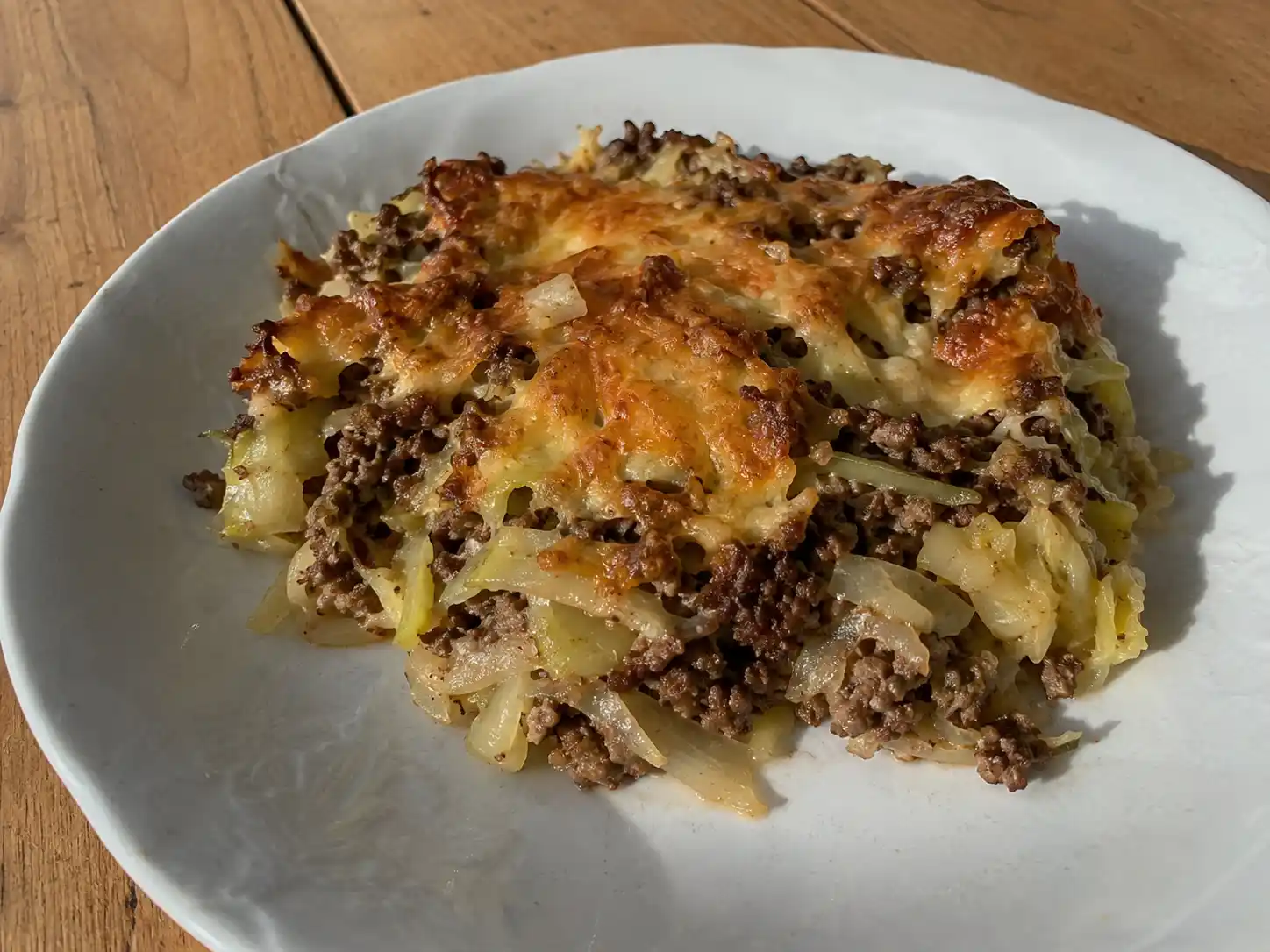 vitkålsgratäng med köttfärs i ugnsform med gyllene ost, mjuk vitkål och saftig brynt färs