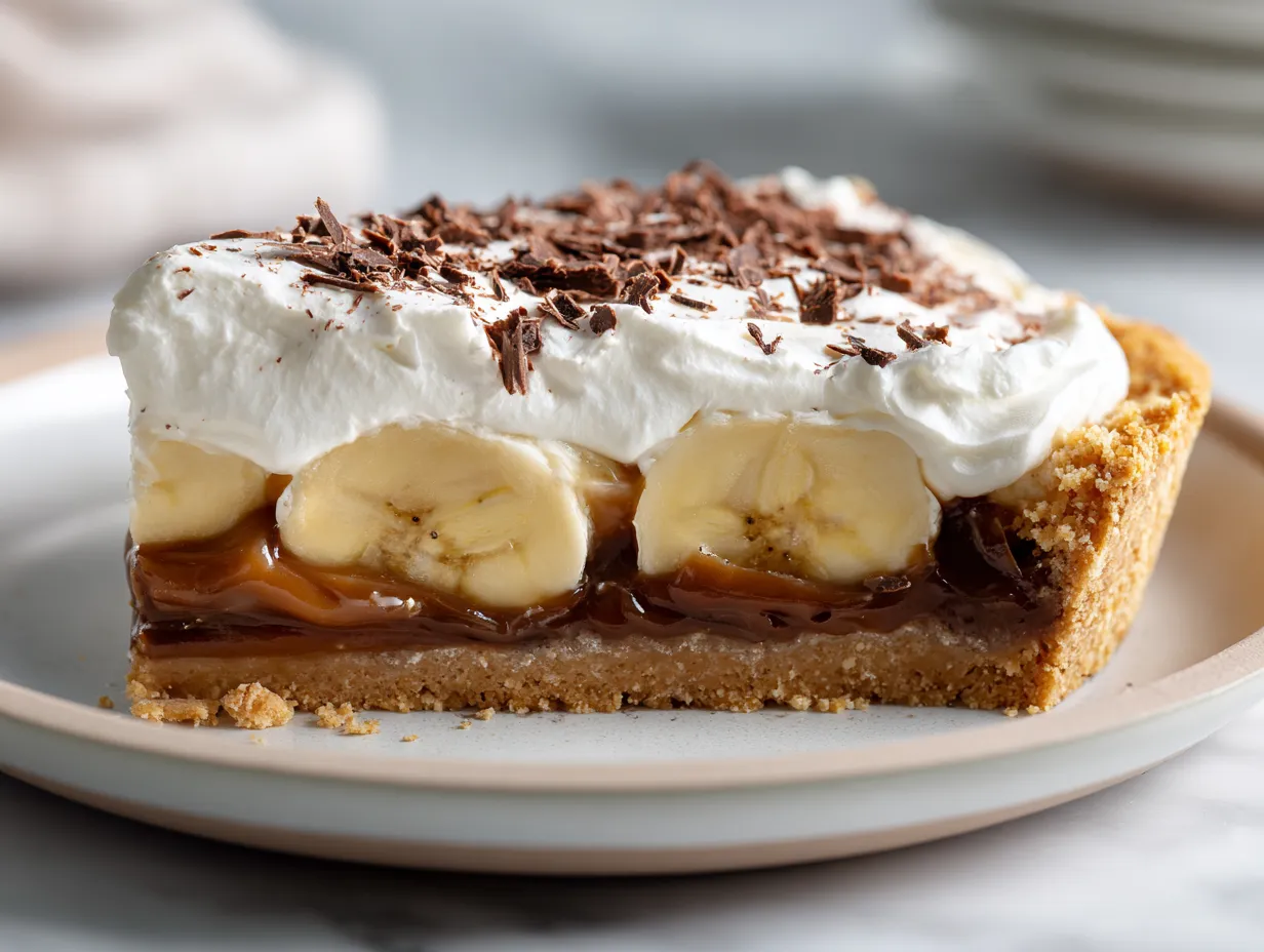 Dulce de leche dessert i form av banoffee paj med banan, grädde och choklad.