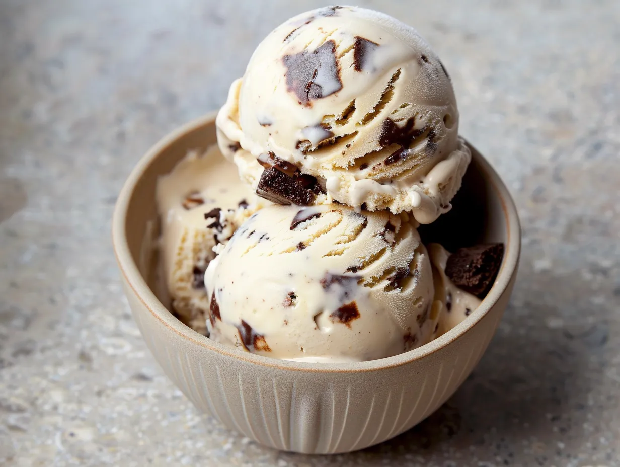 Kladdkaka glass med krämig no-churn bas och generösa kladdkaksbitar, serverad i skål med kakao på toppen.