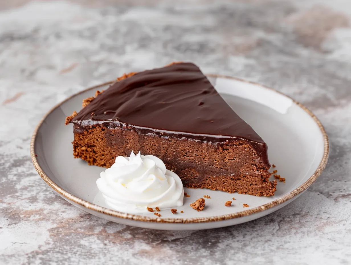 Kladdkaka LCHF med mörk choklad och kladdig kärna, skuren i bitar och serverad på fat.