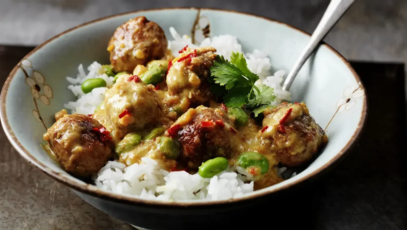 Kycklingbullar i curryjordnötssås