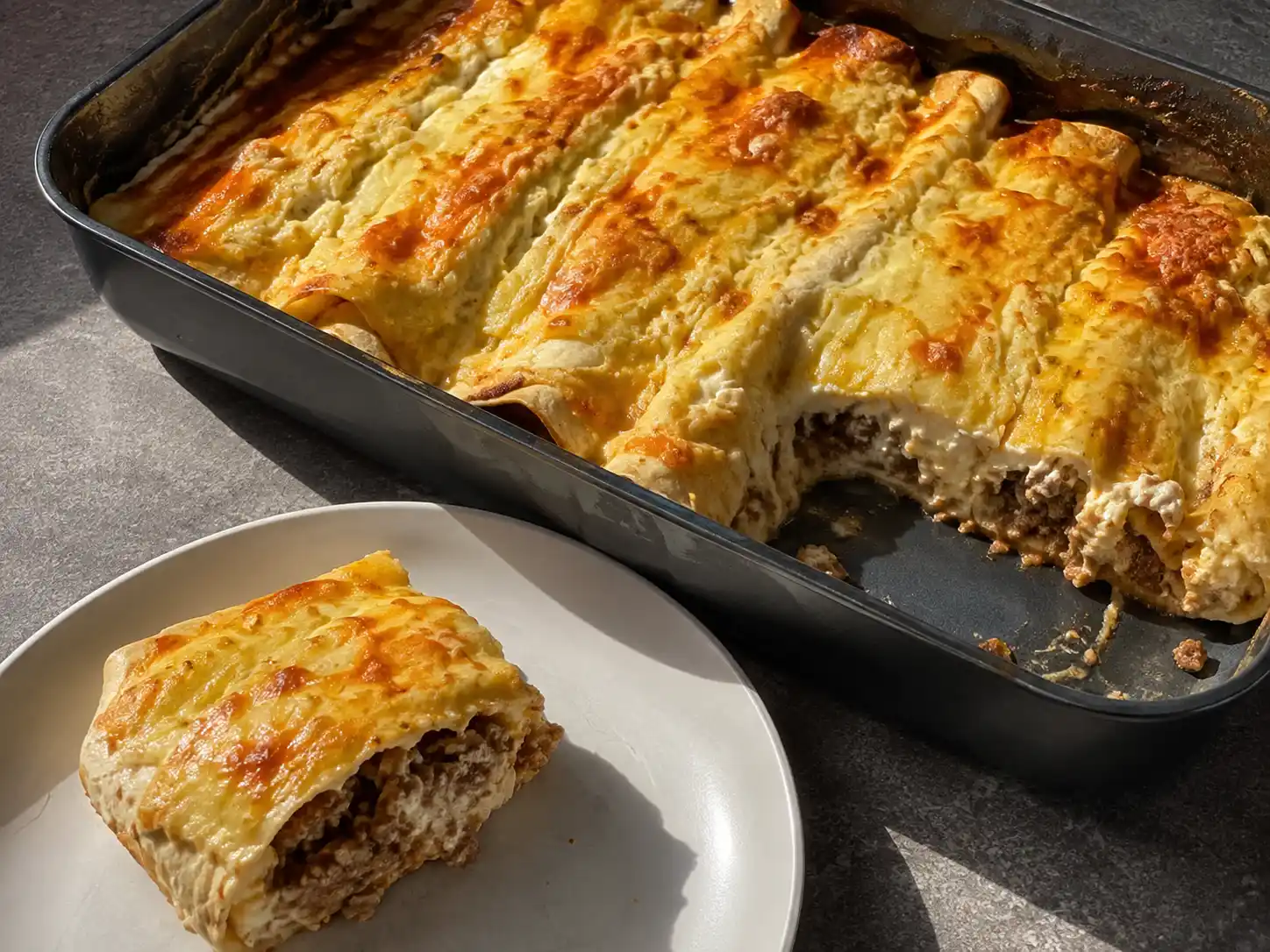 Enchiladas köttfärs creme fraiche med gyllene ost, krämig fyllning och mjuka tortillabröd i ugnsform