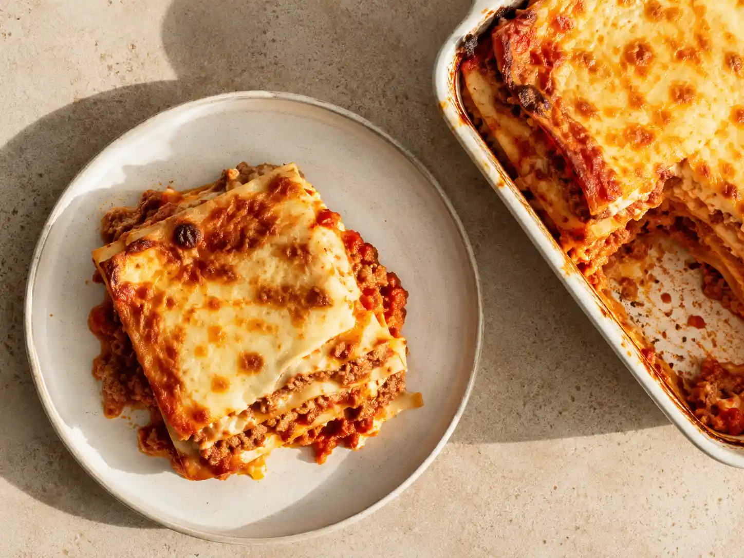 glutenfri lasagne med tydliga lager, röd köttfärssås, krämig bechamel och gyllene ostyta