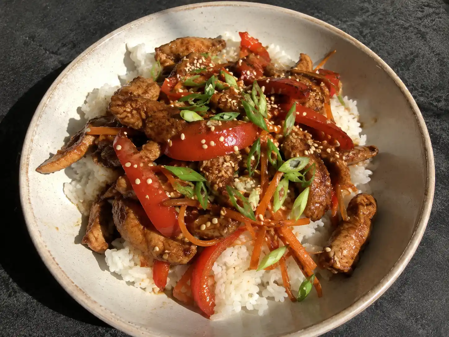 kyckling asiatisk med blank sojasås, ris, paprika, salladslök och rostade sesamfrön