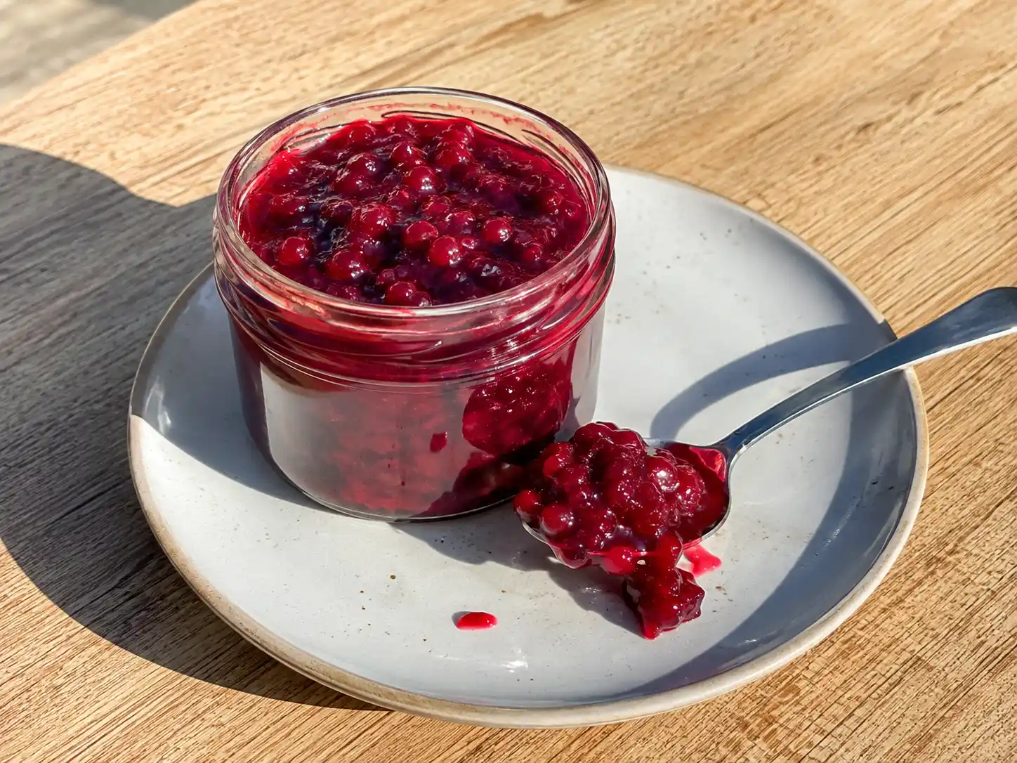 lingonsylt recept med djupröd hemmakokt sylt där hela lingon syns tydligt i den blanka sylten