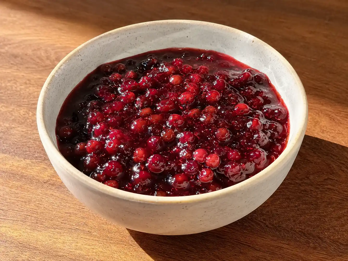 recept på lingonsylt för diabetiker med djupröd sockerfri sylt, hela lingon och naturligt lös konsistens