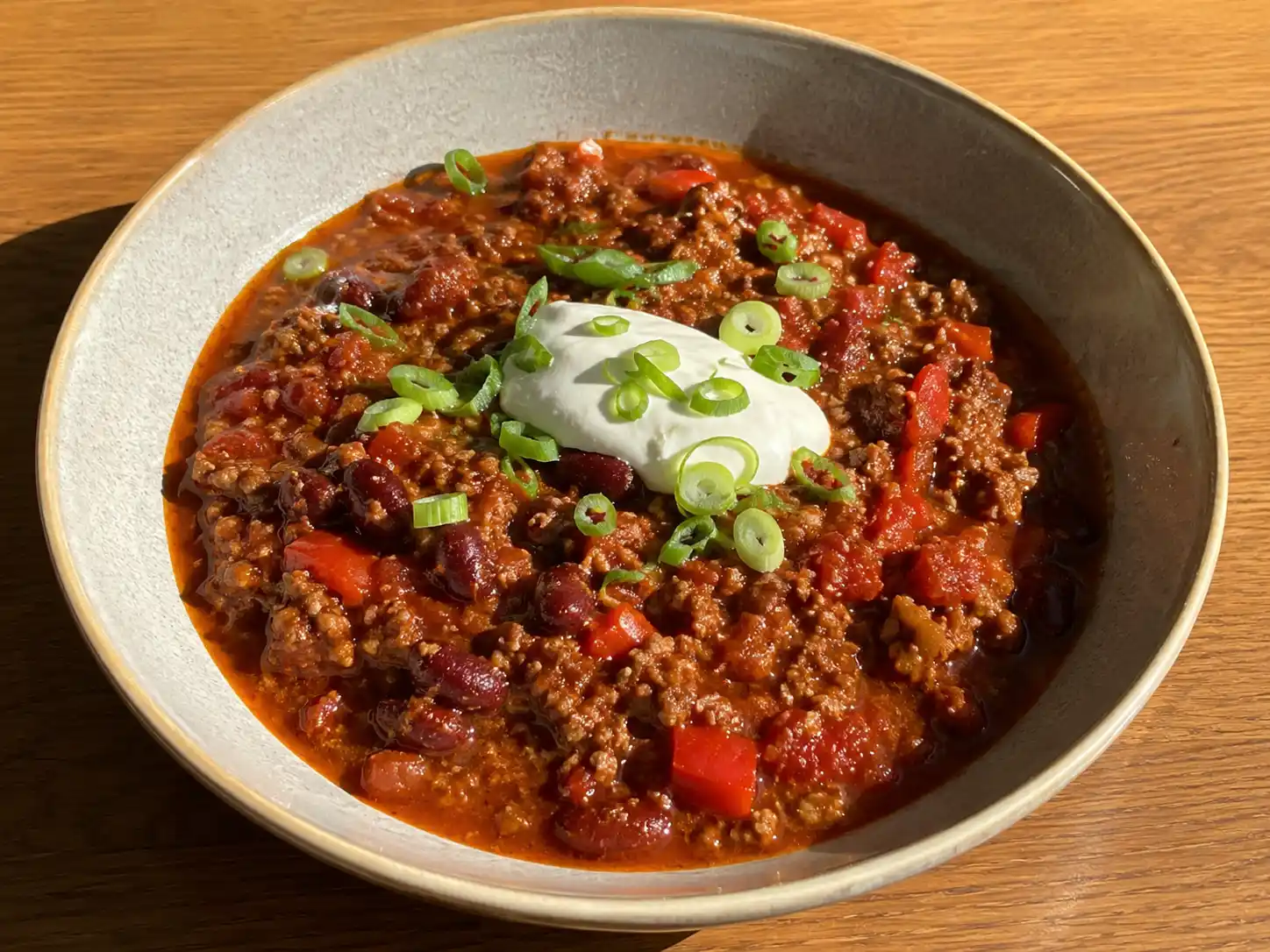 chiligryta köttfärs med brynt färs, kidneybönor och tomat i en djup skål med fyllig röd sås