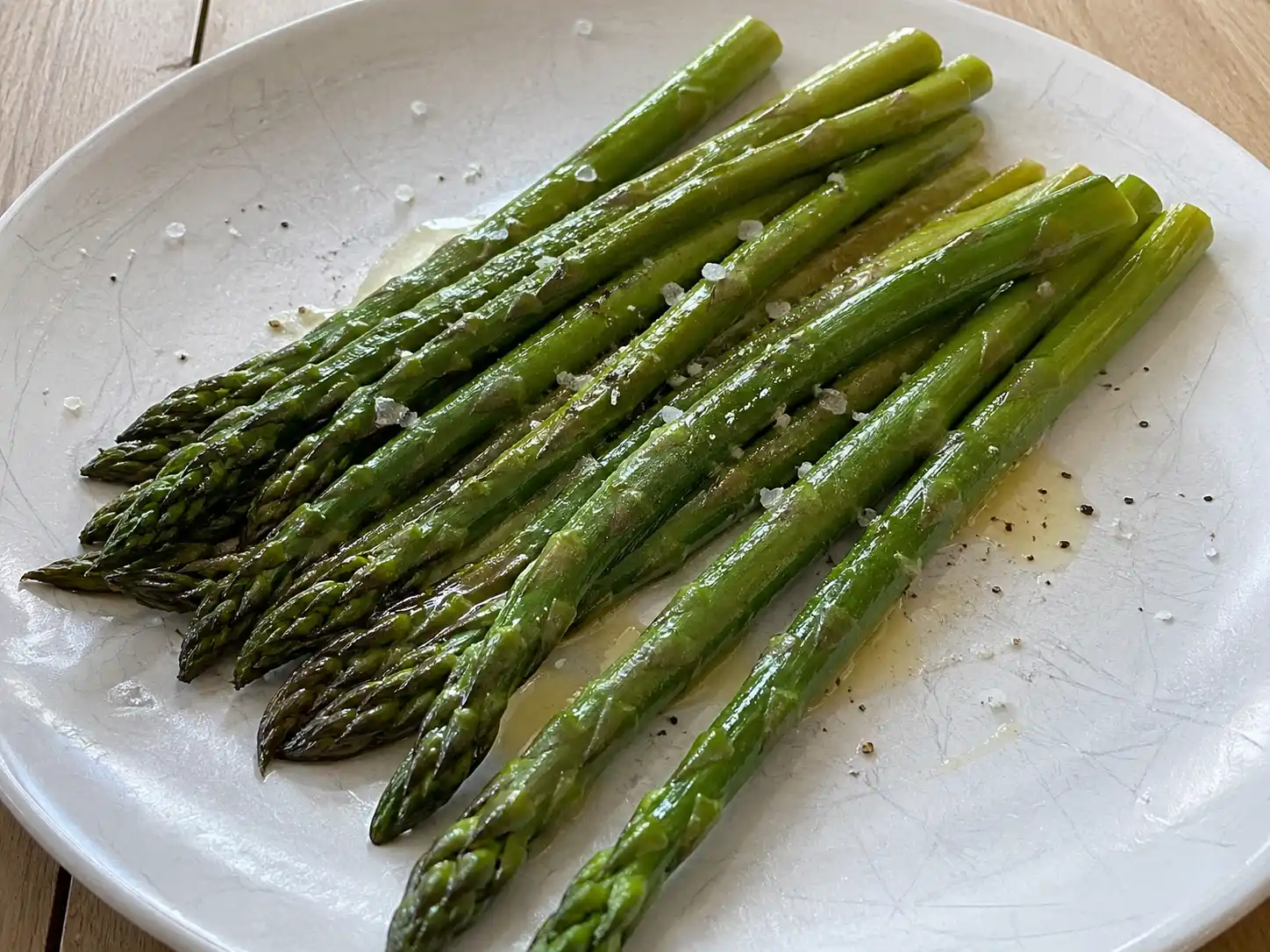 koka sparris till klargrön och spänstig grön sparris med citron, salt och lite olivolja