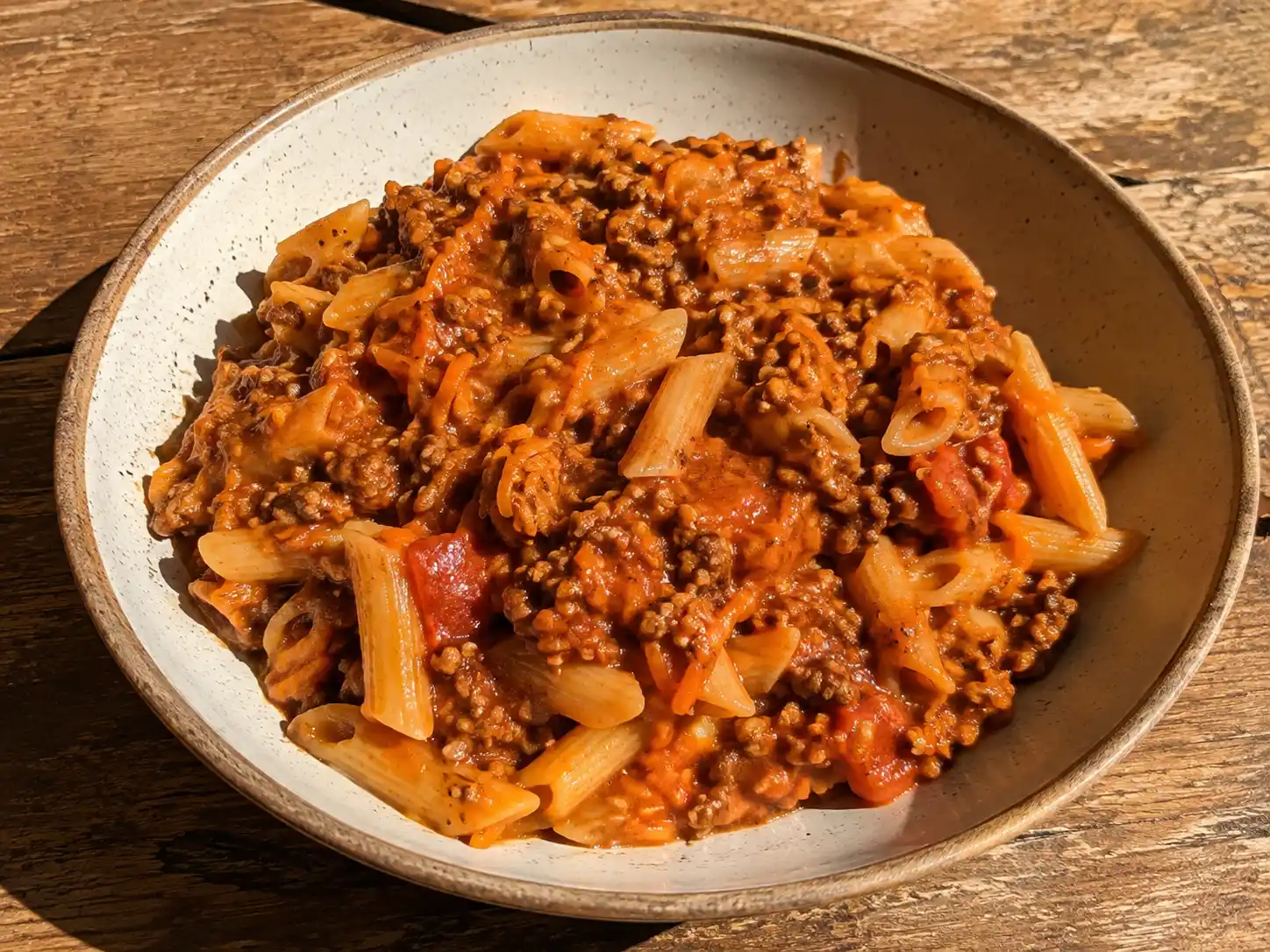 maträtter med köttfärs som krämig vardagsgryta med pasta, tomat, morot och brynt nötfärs