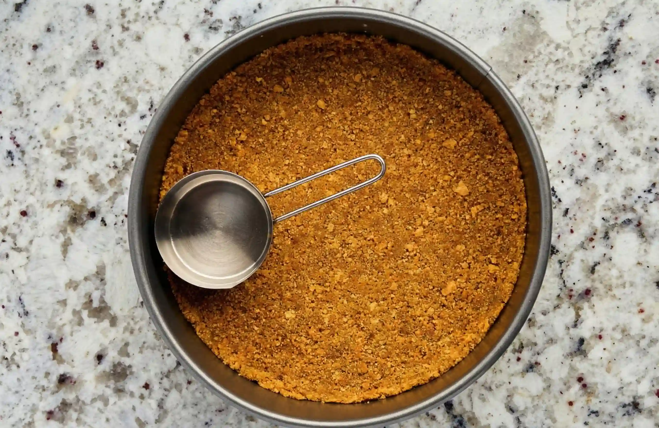 Digestivekex krossas och fördelas till en pajbotten i en form.