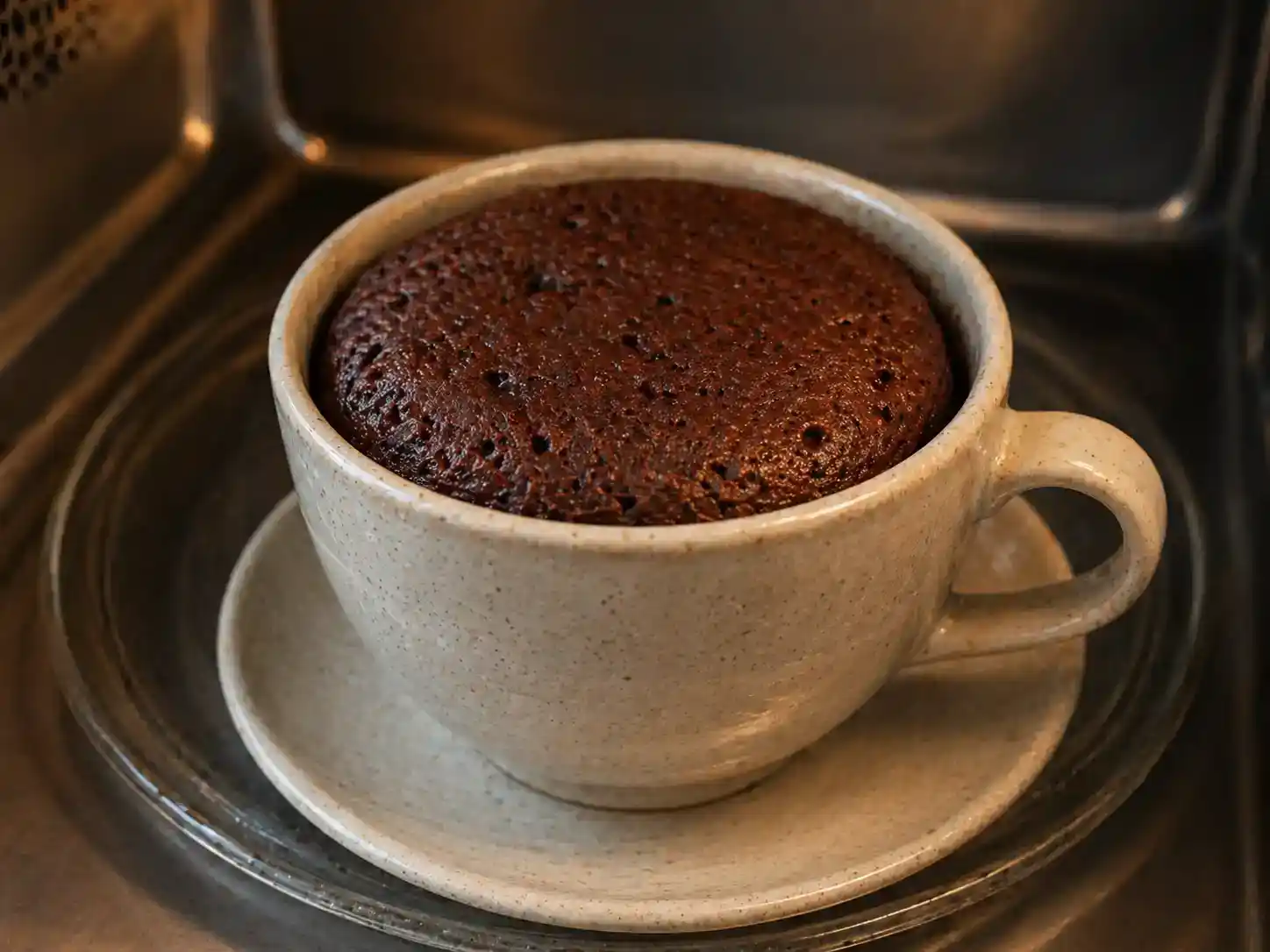 Kladdkaka i mugg tillagas i mikrovågsugn tills ytan precis har stelnat